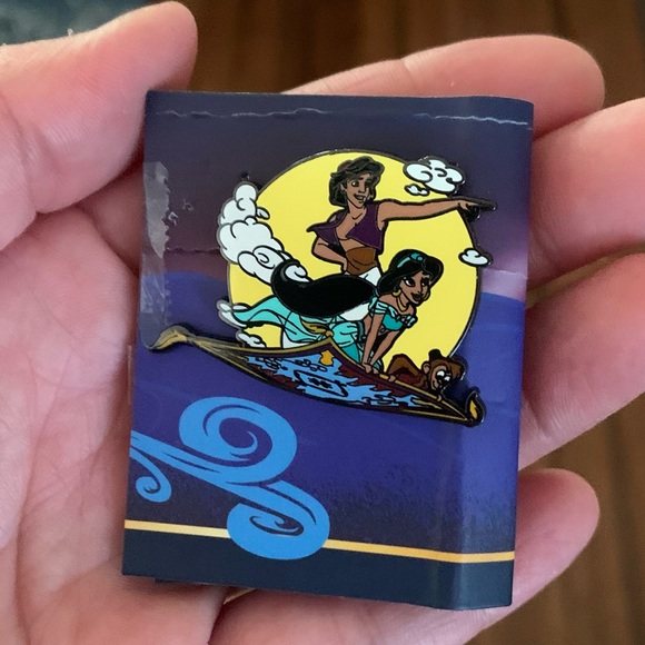 Disney Aladdin & Jasmine Magic Carpet Ride pin - Picture 2 of 3